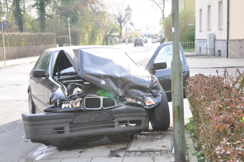 Die beiden Unfallwagen wurden so stark beschädigt, dass sie abgeschleppt werden mussten.