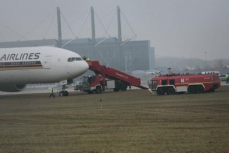 Die Boeing 777 der Singapore Airlines: Bei der Landung am Münchner Flughafen am Donnerstag begann das Flugzeug aus bisher unbekannten Gründen zu Rauchen. Es raste über die Landebahn, blieb in einem Rasenstück stecken und stoppte schließlich.