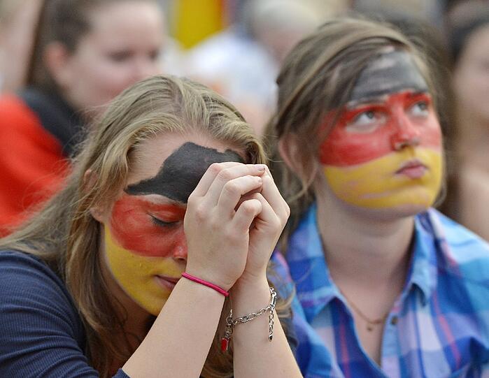 Tränen, Trauer, Tragik: Nach dem Halbfinal-K.o. gegen Italien können es viele Fans nicht fassen, dass der Traum vom EM-Titel vorbei ist. Die Bilder
