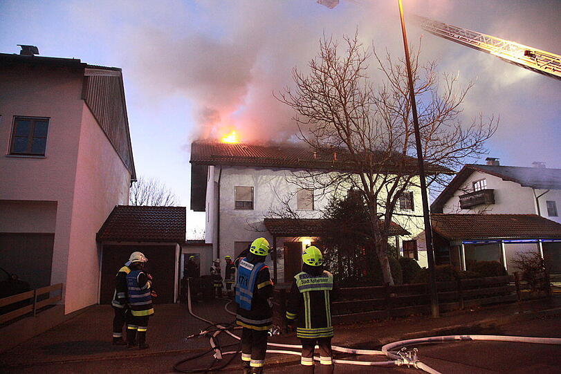 In Kolbermoor zerstörte ein Feuer ein Doppelhaus. Die Bilder vom Einsatz der Feuerwehr.