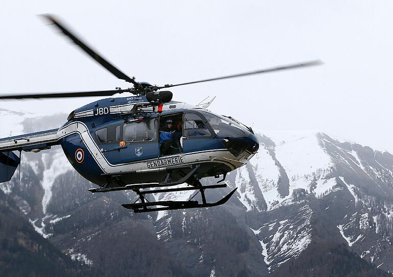Die Suche nach Opfern in Seyne les Alpes geht weiter: Helikopter, Rettunsgwagen und Militär sind im Einsatz. Die Bilder...