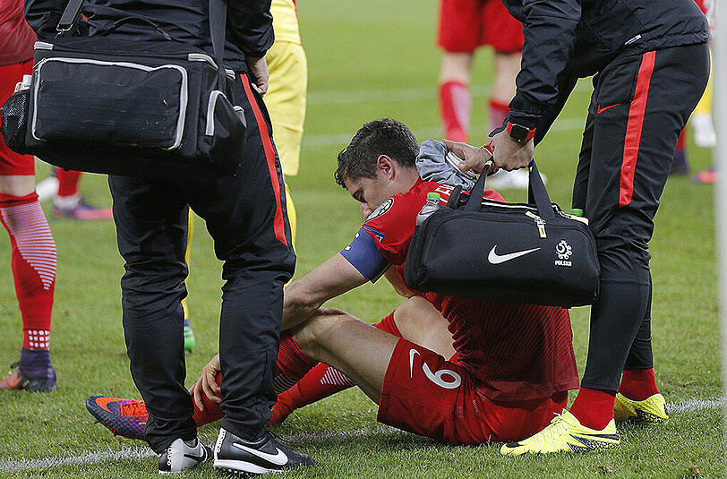 Im WM-Qualispiel gegen Rumänien wurde Polens Kapitän Robert Lewandowski von einem Knallkörper getroffen. Nach kurzer Behandlung spielte der Bayern-Star weiter - und erzielte noch einen Doppelpack. Die Bilder.