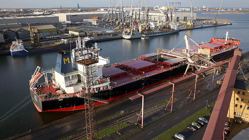 Ein Massengutfrachter wird im Hafen von Rostock entladen. Die verschwundene "Stellar Daisy" hat womöglich Schiffbruch erlitten. (Symbolbild)