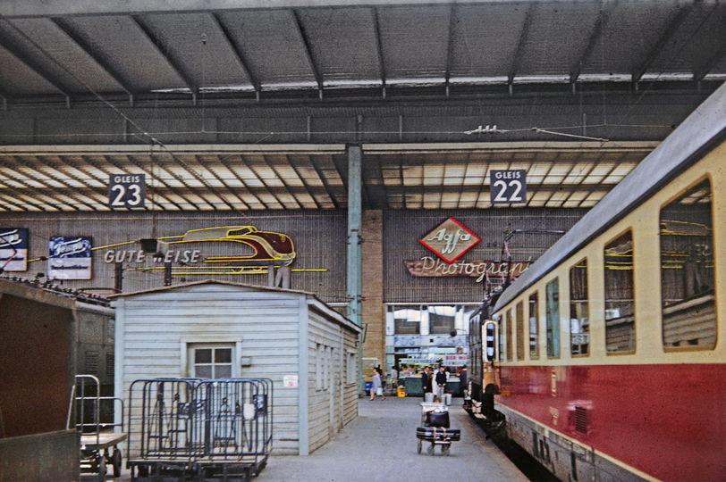 1959: Die Stirnseite der Gleishalle im Hauptbahnhof mit sehenswerter Leuchtreklame und einem nicht unwuchtigen Bahnsteig-"Häuschen".