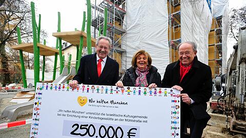 OB Christian Ude, Charlotte Knobloch, Präsidentin der Israelitischen Kultusgemeinde, und Harald Strötgen, Chef der Stadtsparkasse München, auf der Baustelle in der Möhlstraße.
