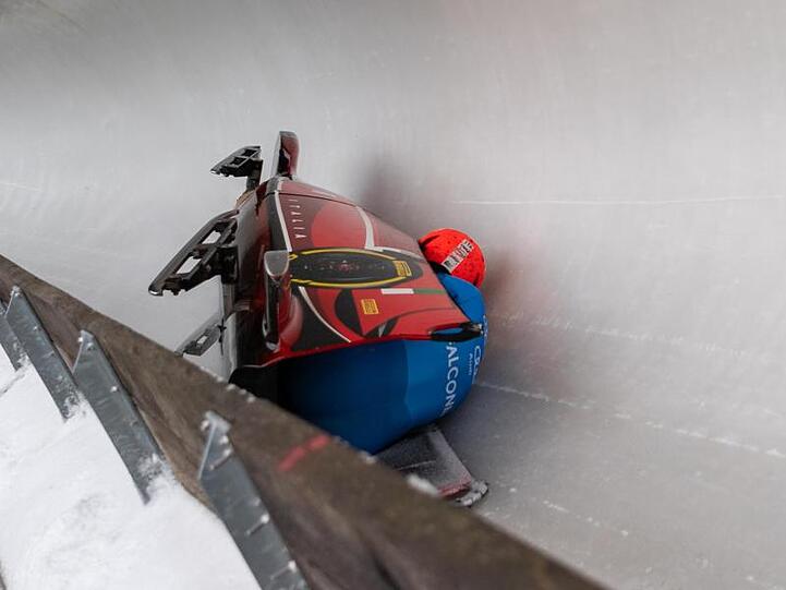 Die Italienerinnen Tania Vicenzino und Lucrezia Tavella stürzen im Eiskanal.
