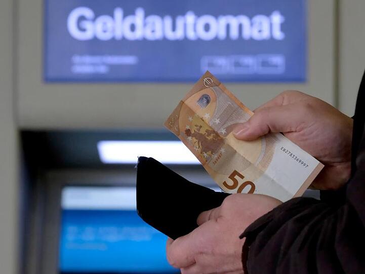 Hunderte Geldtransporte werden derzeit bestreikt, wodurch es zu Engpässen mit der Bargeldversorgung kommen kann.