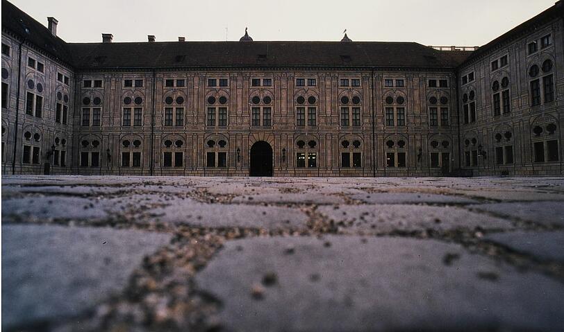 Der Kaiserhof 1997: Mit der restaurierten und ergänzten Fassadenbemalung ergibt sich wieder ein stimmiges Bild.