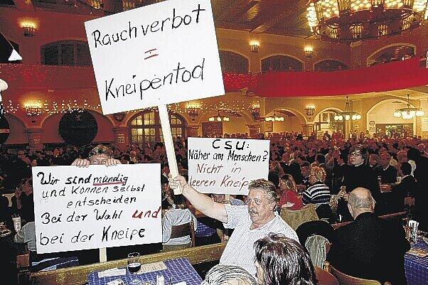 10. Dezember 2007: Im Löwenbräukeller protestierten 2000 Wirte gegen das Rauchverbot.