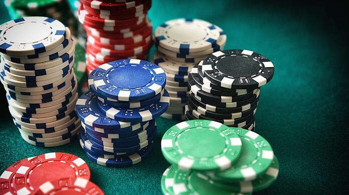 Pokerchips: Ein wichtiger Bestandteil beim Glücksspiel im Casino – ein ungewöhnlicher Fund in einem Friseursalon.