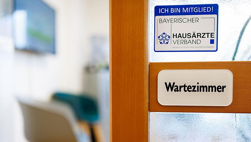Union und SPD planen ein neues System für die Terminvergabe beim Arzt. (Archivbild)