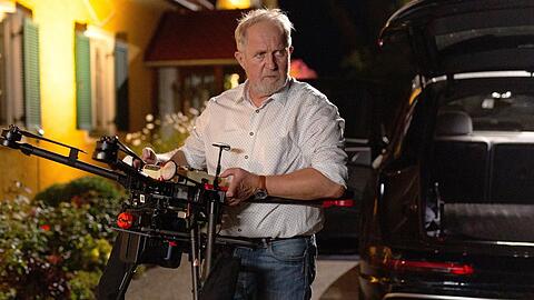 "Steirerwahn": Apfelbrenner Reinhard Posch (Harald Krassnitzer) mit der Tatwaffe?