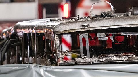 Der Bus brannte v&ouml;llig aus.