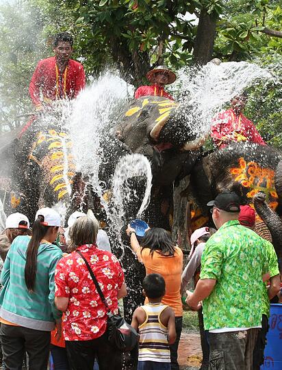 Die Bilder vom großen Songkran-Fest in Bangkok, deer größten Wasserparty der Welt.