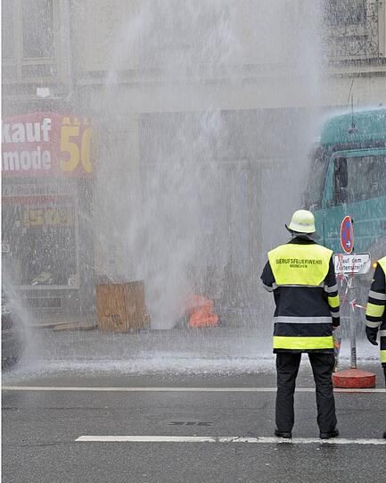 Ein LKW hatte zuvor beim Rangieren ein Standrohr touchiert.
