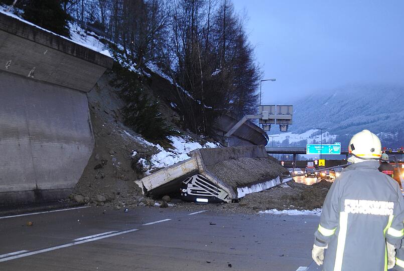 Horror-Unfall auf der Brenner-Autobahn: Eine Betonmauer hat sich von einem Hang gelöst und einen Münchner Lkw unter sich begraben. Die Bilder...