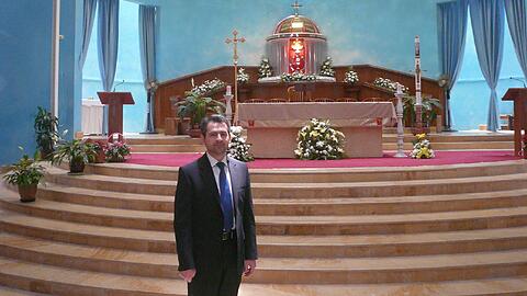 Kreuze an der Fassade sind hier verboten: Penzbergs Imam Benjamin Idriz in Katar &ndash; in der katholischen Kirche &bdquo;Our Lady of the Rosary&ldquo;.