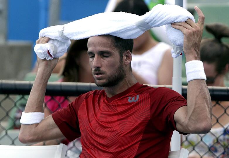 Feliciano Lopez kühlt seinen Kopf.