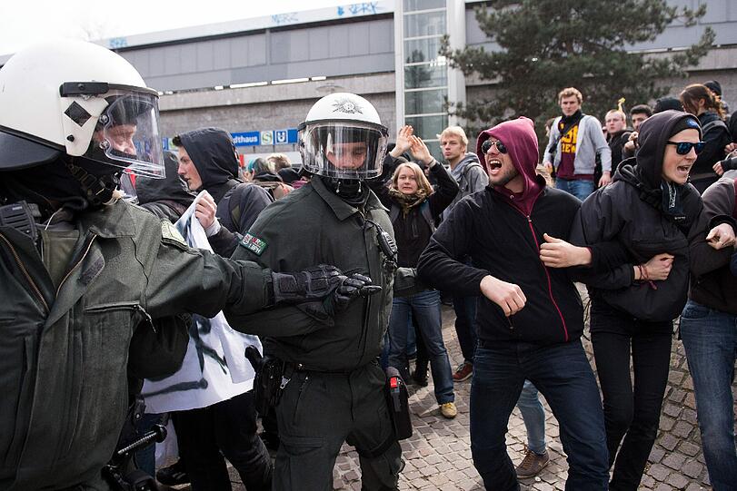 Polizisten und Gegendemonstranten einer Rechtsextremen-Demonstration stehen sich in Dortmund gegenüber. Foto: Marius Becker