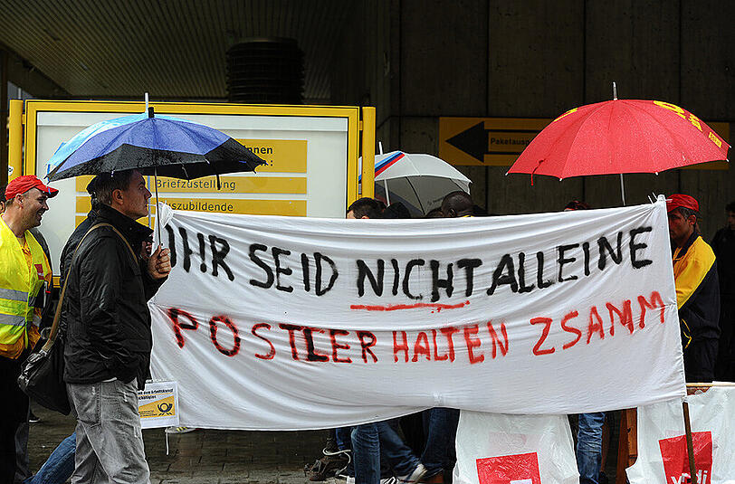 Am Montagmorgen demonstrierten zahlreiche Postbeschäftigte vor dem Münchner Briefzentrum.