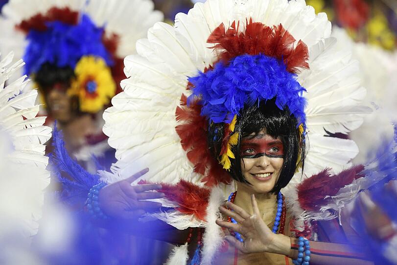 In Sao Paolo starteten die ersten Sambaschulen den Wettlauf um die besten Kostüme und die Plätze für den großen Umzug ins Sambadromo