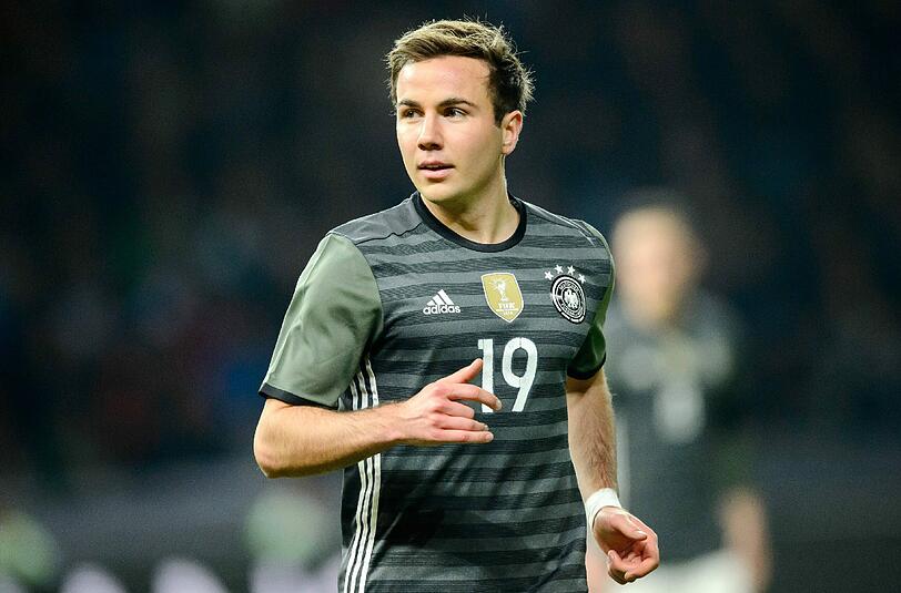 Joachim Löw hat seinem Sorgenkind Mario Götze zum Jubiläum einen Startelf-Einsatz gegen Italien versprochen.