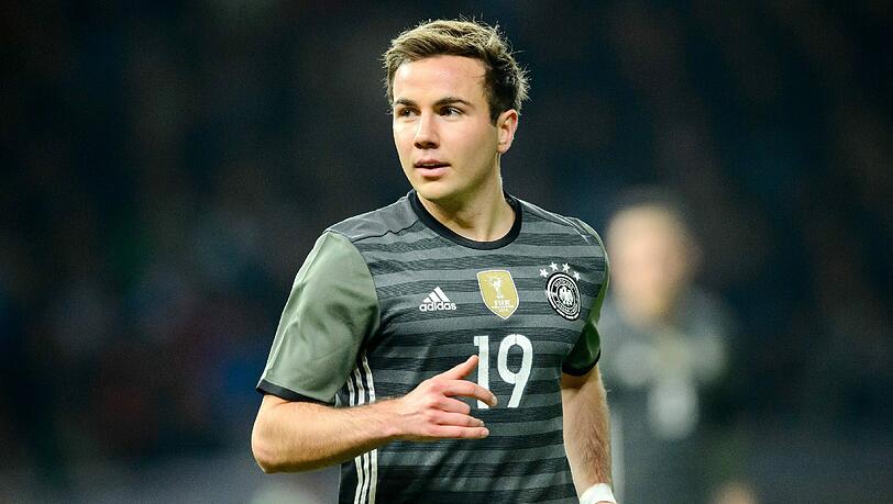 Joachim Löw hat seinem Sorgenkind Mario Götze zum Jubiläum einen Startelf-Einsatz gegen Italien versprochen. Joachim Löw hat seinem Sorgenkind Mario Götze zum Jubiläum einen Startelf-Einsatz gegen Italien versprochen.