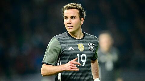 Joachim Löw hat seinem Sorgenkind Mario Götze zum Jubiläum einen Startelf-Einsatz gegen Italien versprochen.
