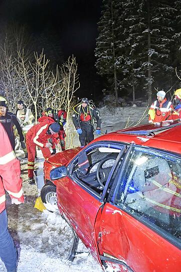 Der Audi schleudert über den Parkplatz und landet im Weiher.