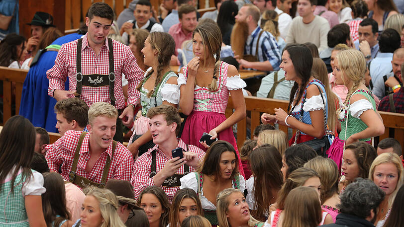 Wiesn-Gäste im Hofbräu-Festzelt.