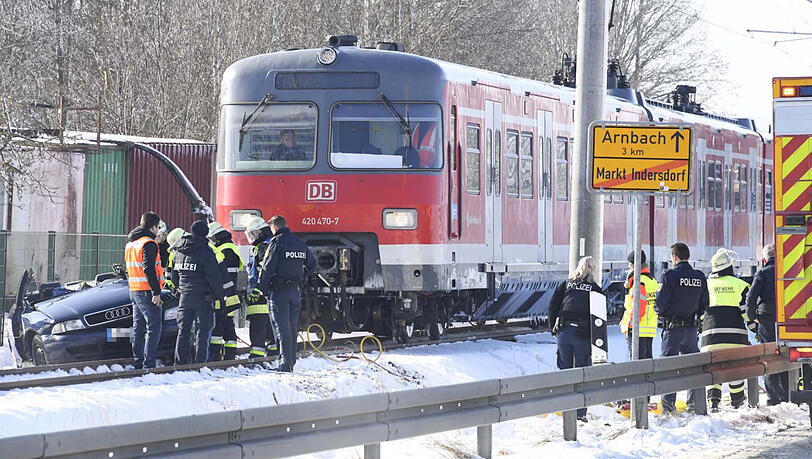 Bilder vom Unfallort bei Markt Indersdorf: Hier kollidierte am Montagmorgen eine S-Bahn mit einem Auto. Der Pkw-Fahrer starb noch am Unfallort. Bilder vom Unfallort bei Markt Indersdorf: Hier kollidierte am Montagmorgen eine S-Bahn mit einem Auto. Der Pkw-Fahrer starb noch am Unfallort.