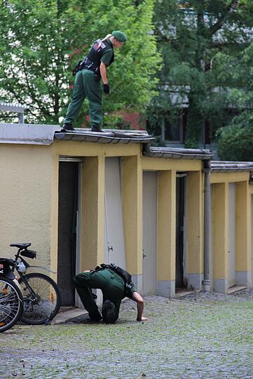 Mord in der Au: Die 91-Jährige Anna S. ist getötet worden. Die Polizei sucht im Umfeld der Wohnung in der Dollmannstraße nach Hinweisen und Spuren. Die Bilder vom Tatort...