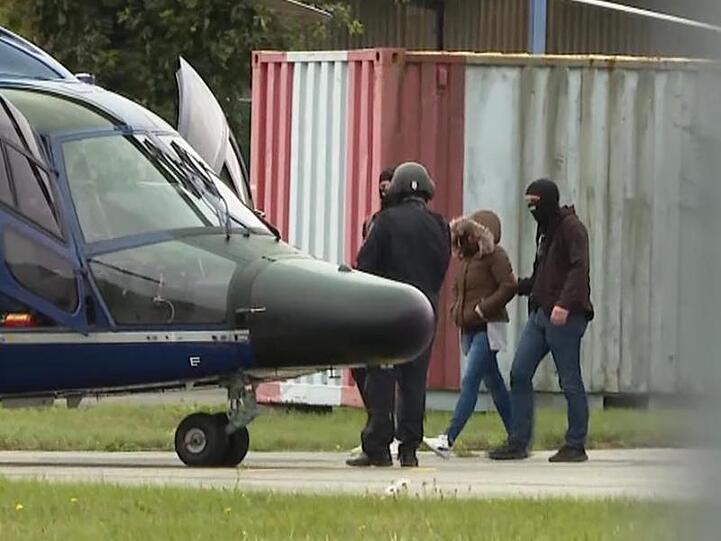 Vermummte Polizisten führen die Witwe des IS-Terroristen Denis Cuspert zu einem Hubschrauber der Bundespolizei.