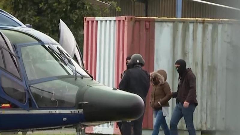 Vermummte Polizisten führen die Witwe des IS-Terroristen Denis Cuspert zu einem Hubschrauber der Bundespolizei. Vermummte Polizisten führen die Witwe des IS-Terroristen Denis Cuspert zu einem Hubschrauber der Bundespolizei.