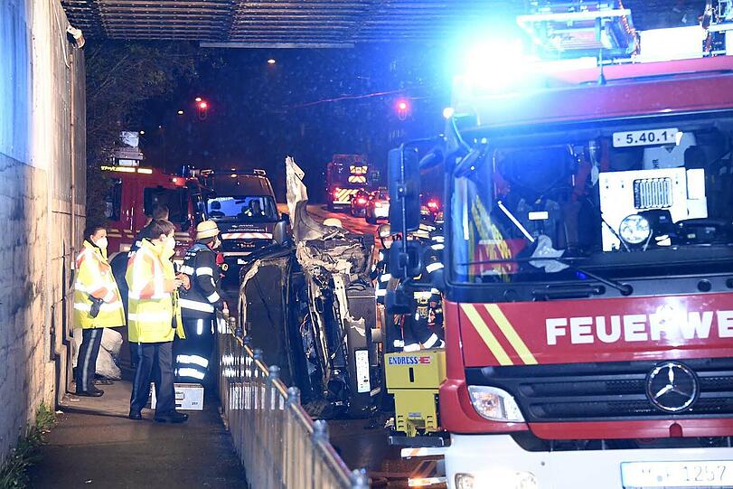 Die Einsatzkräfte stellten schnell fest, dass der 55-jährige Fahrer nur leicht verletzt war.
