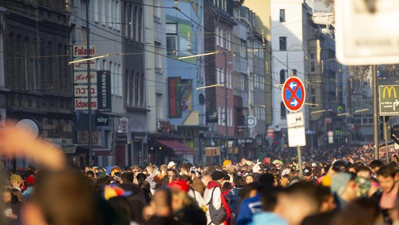 Karnevalsauftakt in Köln: Menschen feiern in dem 2G-Bereich um den Zülpicher Platz.