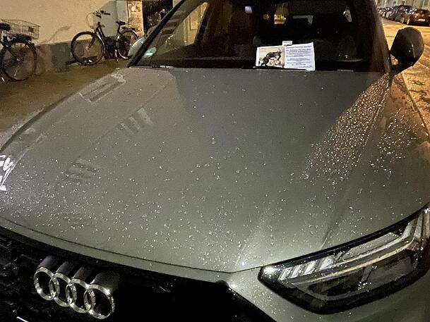 Ein Audi, bei dem die Aktivisten offenbar die Luft aus den Reifen gelassen haben: Auch hier hinterließen sie einen Warnzettel.