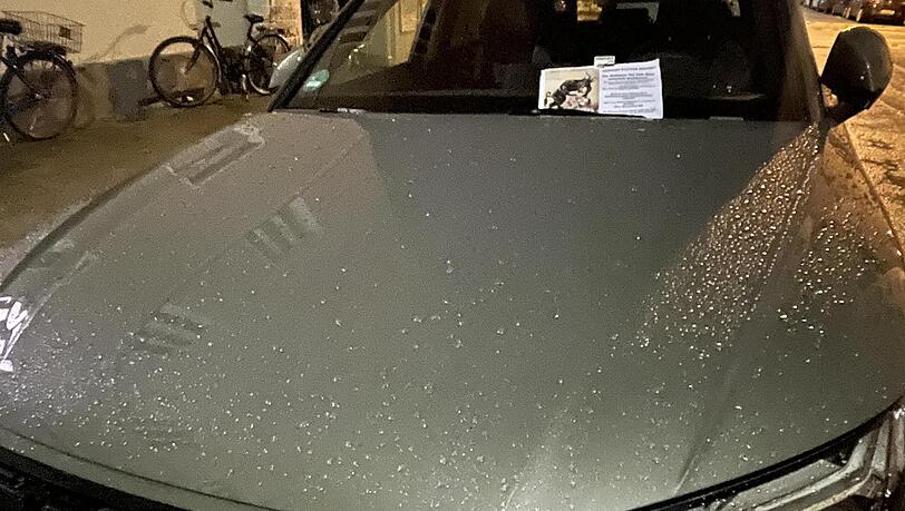 Ein Audi, bei dem die Aktivisten offenbar die Luft aus den Reifen gelassen haben: Auch hier hinterließen sie einen Warnzettel. Ein Audi, bei dem die Aktivisten offenbar die Luft aus den Reifen gelassen haben: Auch hier hinterließen sie einen Warnzettel.