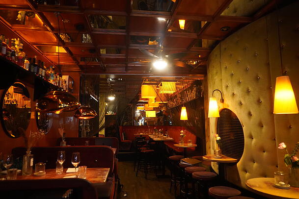 Das dunkle Holz und das warme Licht passen perfekt in das Ambiente der neuen Rum-Bar in der Altstadt.