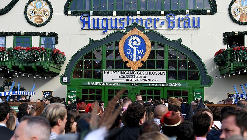 Nicht nur die Bierzelte, auch das gesamte Gelände war zeitweise überfüllt (Archivbild).