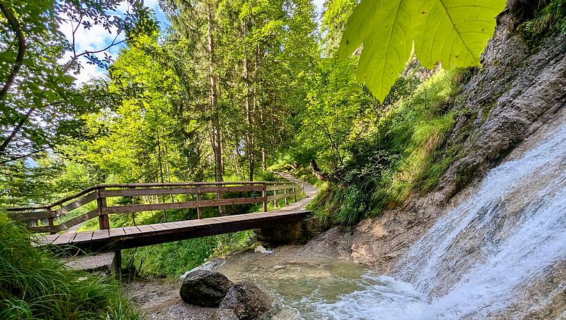Idyllisch: der Blick von der Br&uuml;cke auf den Wasserfall von Reit im Winkl, den Hausbachfall.