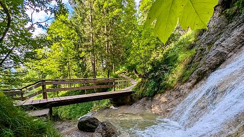 Idyllisch: der Blick von der Br&uuml;cke auf den Wasserfall von Reit im Winkl, den Hausbachfall.
