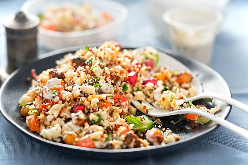 Kohlenhydrate sind enorm wichtig für die Konzentration. Neben Vollkornprodukten gibt es weitere Lebensmittel, die Kohlenhydrate liefern und daher Teil Ihres Speiseplans sein sollten. Dazu gehören beispielsweise Quinoa, (Süß-)Kartoffeln, Hülsenfrüchte wie Linsen, Kidneybohnen und Kichererbsen, Gemüse wie Brokkoli, Mais, Karotten, Erbsen und Kürbis und Obst wie Äpfel oder Birnen. Kohlenhydrate sind enorm wichtig für die Konzentration. Neben Vollkornprodukten gibt es weitere Lebensmittel, die Kohlenhydrate liefern und daher Teil Ihres Speiseplans sein sollten. Dazu gehören beispielsweise Quinoa, (Süß-)Kartoffeln, Hülsenfrüchte wie Linsen, Kidneybohnen und Kichererbsen, Gemüse wie Brokkoli, Mais, Karotten, Erbsen und Kürbis und Obst wie Äpfel oder Birnen.