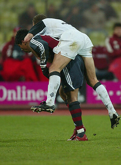 Beim Fußball ist Einsatz gefragt: Max Eberl auf Giovane Elber beim Fußball Bundesliga-Spiel FC BAYERN MÜNCHEN - BORUSSIA MOENCHENGLADBACH im Jahr 2003.