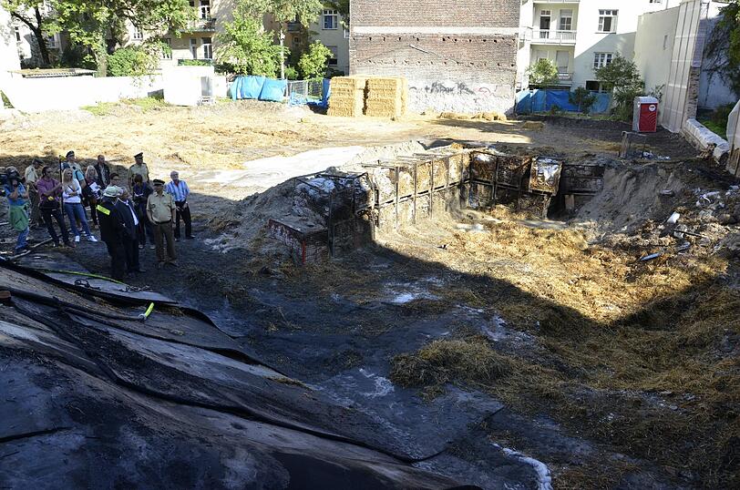 Schwabing am Tag nach der Bombensprengung: Die Spuren der Detonation sind deutlich zu erkennen, teilweise hat sie schwere Schäden verursacht. Derzeit werden die Schäden an den Gebäuden der Umgebung erfasst.