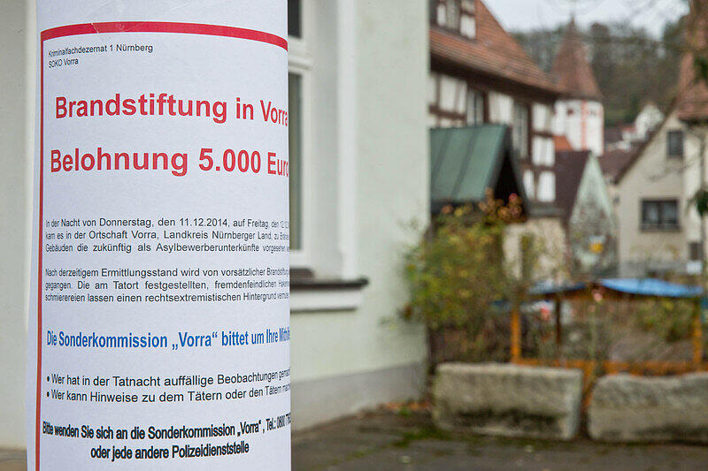 Mit Flugblättern will die Polizei Aufklärung betreiben. Wer steckt hinter den Brandanschlägen auf ein Asylantenheim in Vorra? Die Bilder vom 1700-Einwohner-Ort .