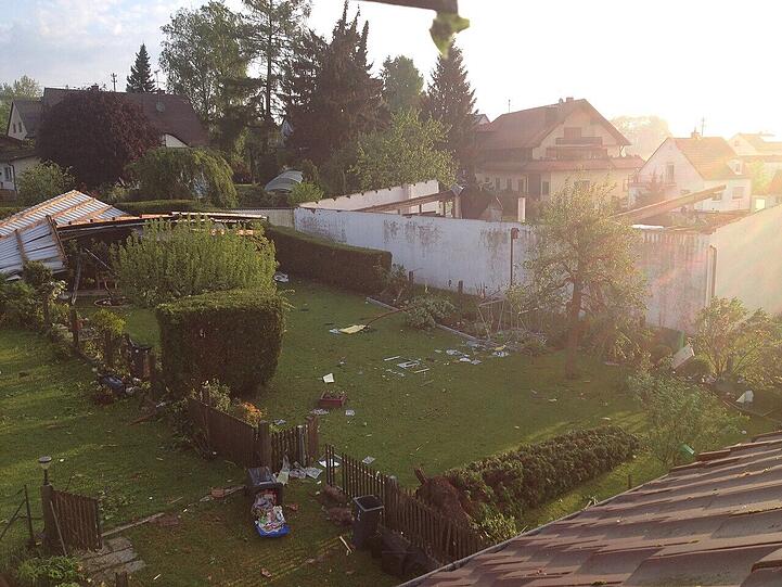 In Affing hat der Tornado gewütet und Häuser abgedeckt.