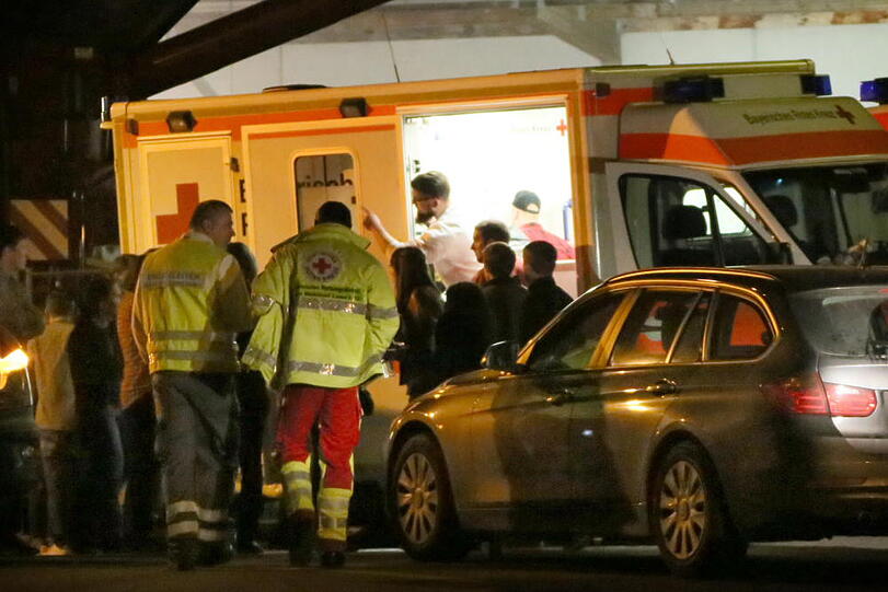 Mehrere Partygäste mussten mit Atembeschwerden behandelt werden - Bilder vom Einsatz in Ampfing