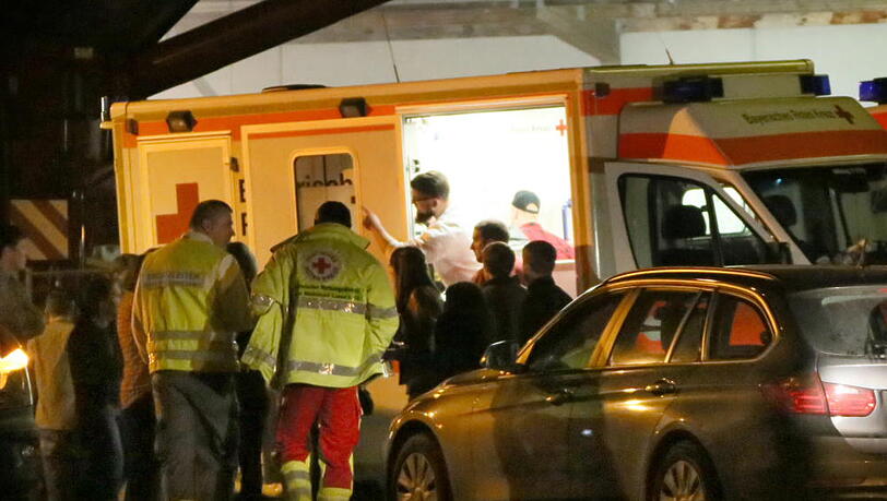 Mehrere Partygäste mussten mit Atembeschwerden behandelt werden - Bilder vom Einsatz in Ampfing Mehrere Partygäste mussten mit Atembeschwerden behandelt werden - Bilder vom Einsatz in Ampfing
