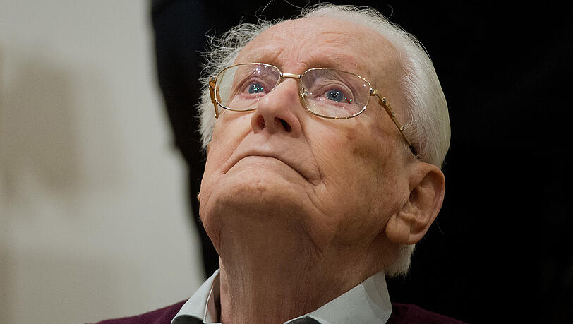 Oskar Gröning war im Lüneburger Auschwitz-Prozess wegen Beihilfe zum Mord in 300.000 Fällen verurteilt worden. Das Landgericht verhängte im Juli 2015 eine Haftstrafe von vier Jahren. Oskar Gröning war im Lüneburger Auschwitz-Prozess wegen Beihilfe zum Mord in 300.000 Fällen verurteilt worden. Das Landgericht verhängte im Juli 2015 eine Haftstrafe von vier Jahren.